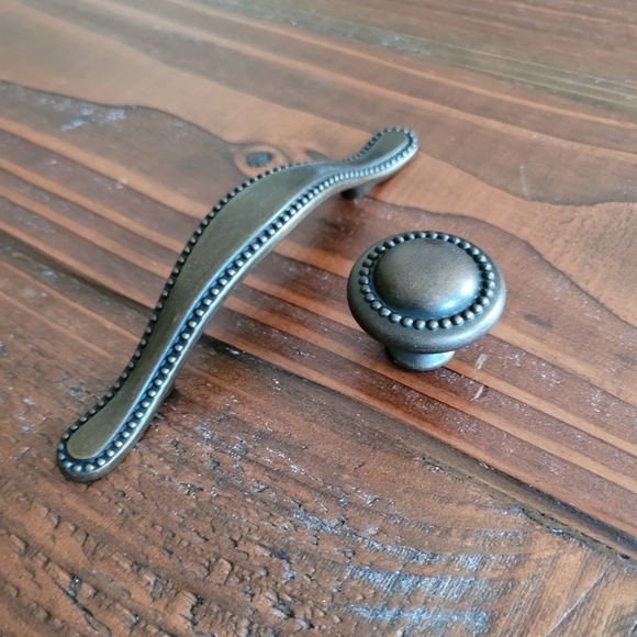 40 Pieces Total - 20 Knobs and 20 Pulls - New Antique brass finish - GlideRite - Picture 1 of 2